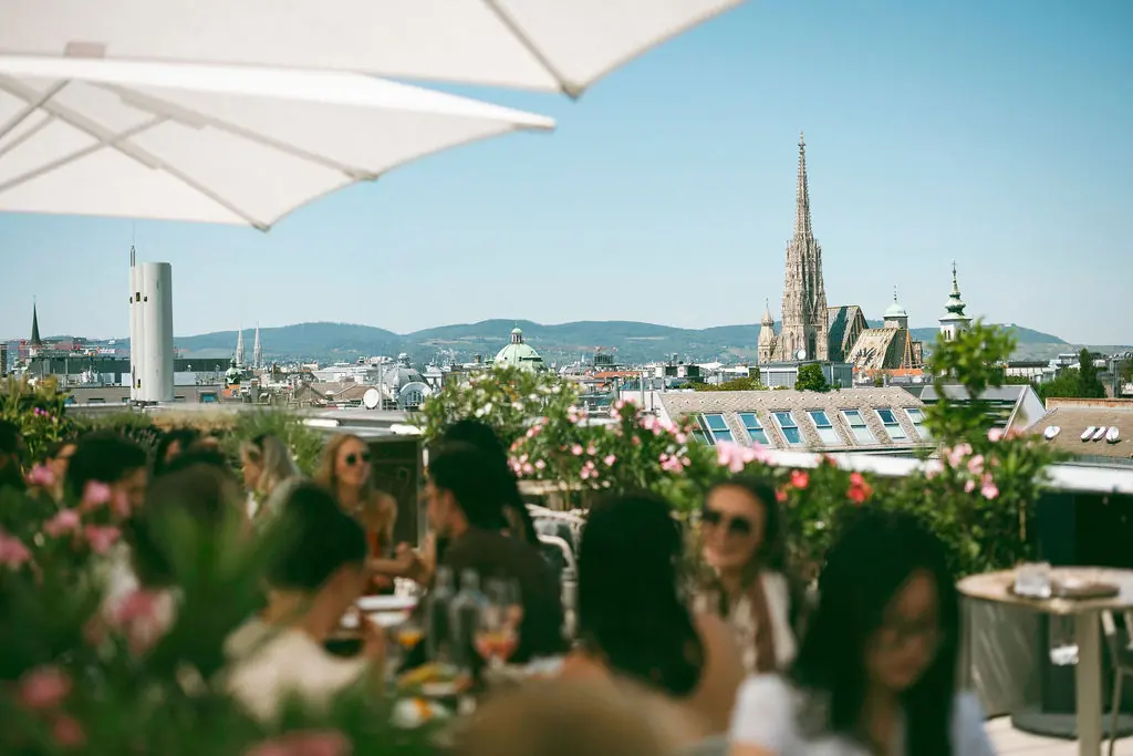 Sommerliche Stimmung auf der Atmosphere Rooftop Bar mit Blick über die Dächer Wiens