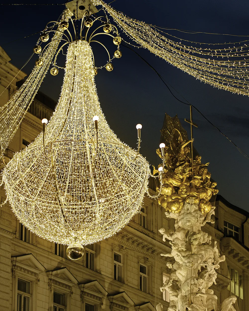Beleuchteter Luster über dem Wiener Graben im Advent