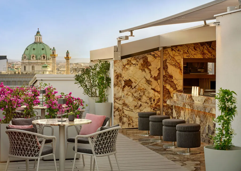 Sommer über den Dächern Wiens: Die Atmosphere Rooftop Bar im The Ritz-Carlton, Vienna