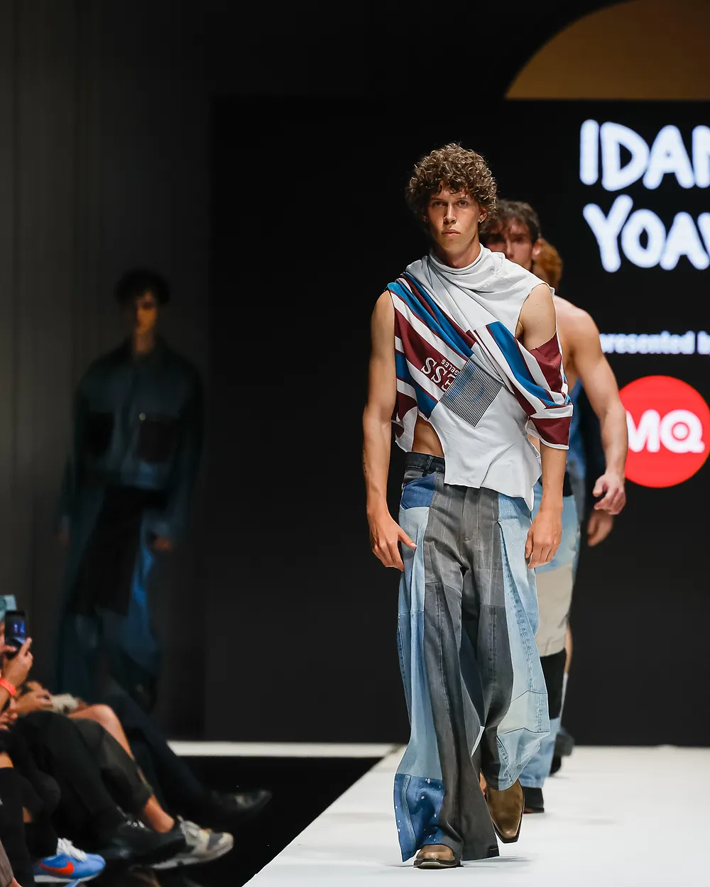Model in Patchwork aus Denim und Jersey auf dem Laufsteg