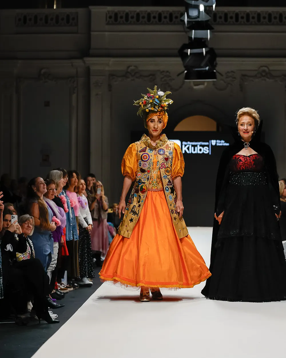 Zwei Teilnehmerinnen von Fashion Reloaded in Orange und Schwarz