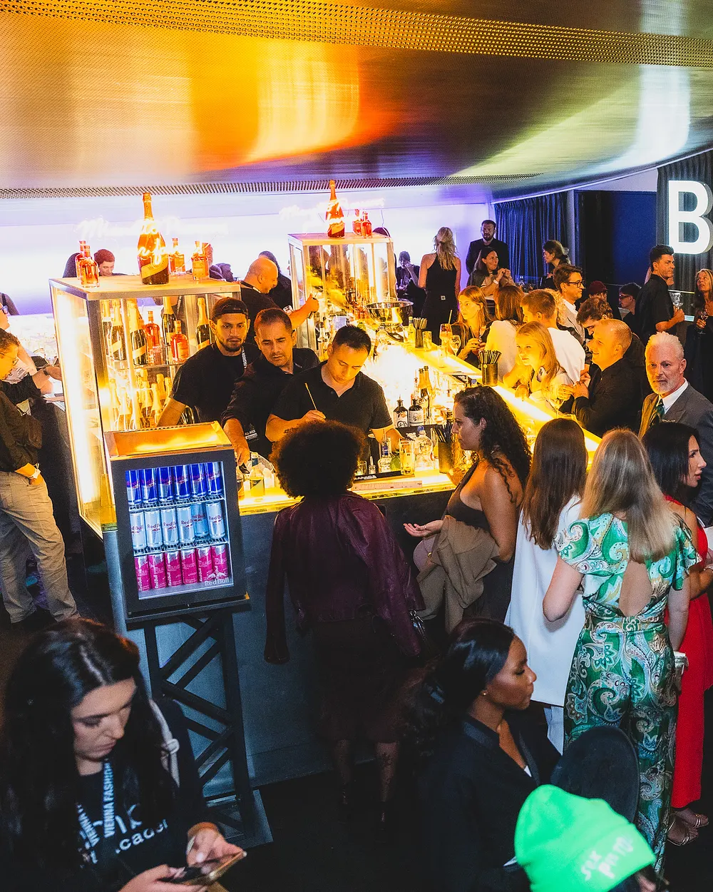 Gäste an der Bar im Foyer der Vienna Fashion Week