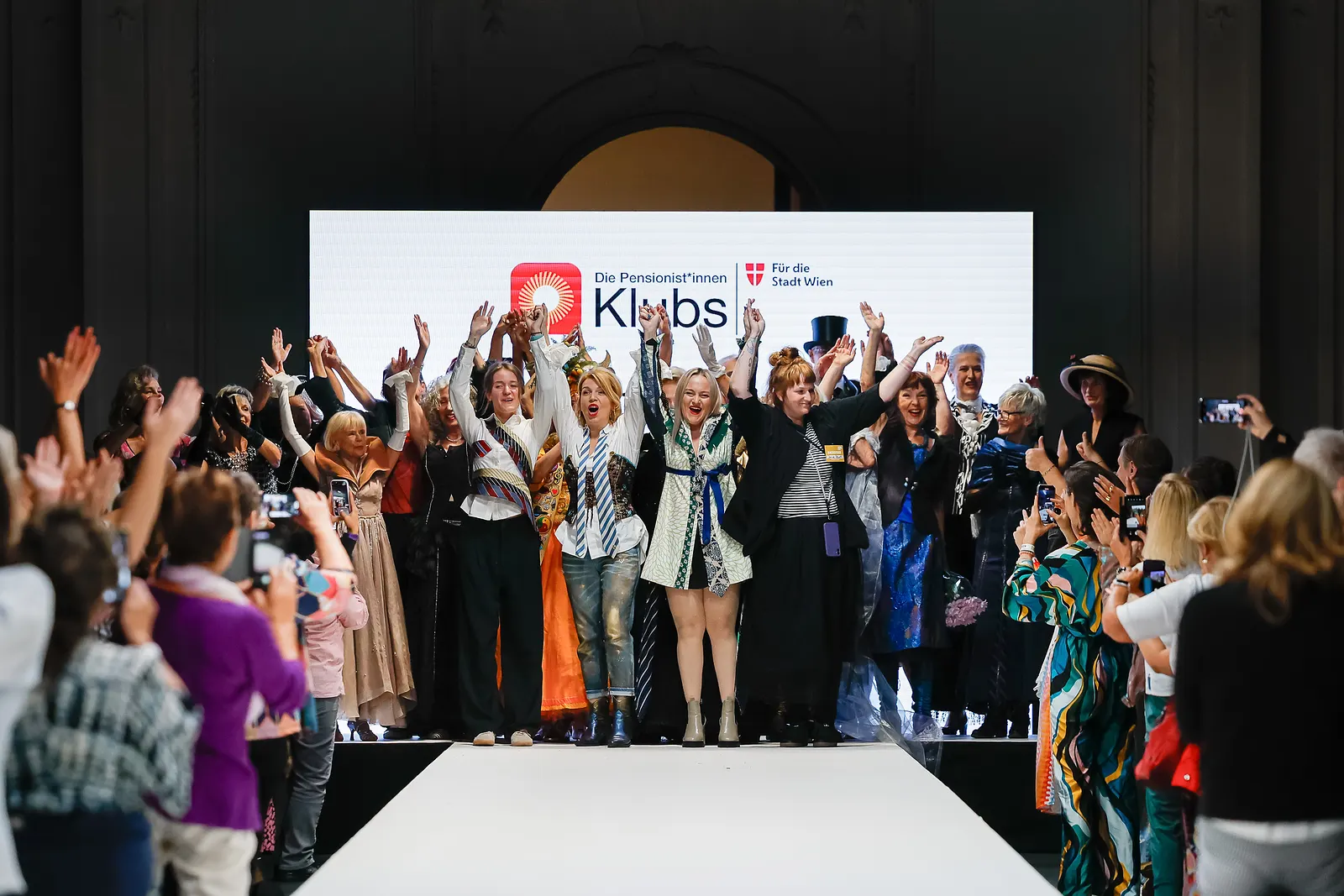 Das Ensemble von Fashion Reloaded verbeugt sich am Ende der Schau mit erhobenen Armen